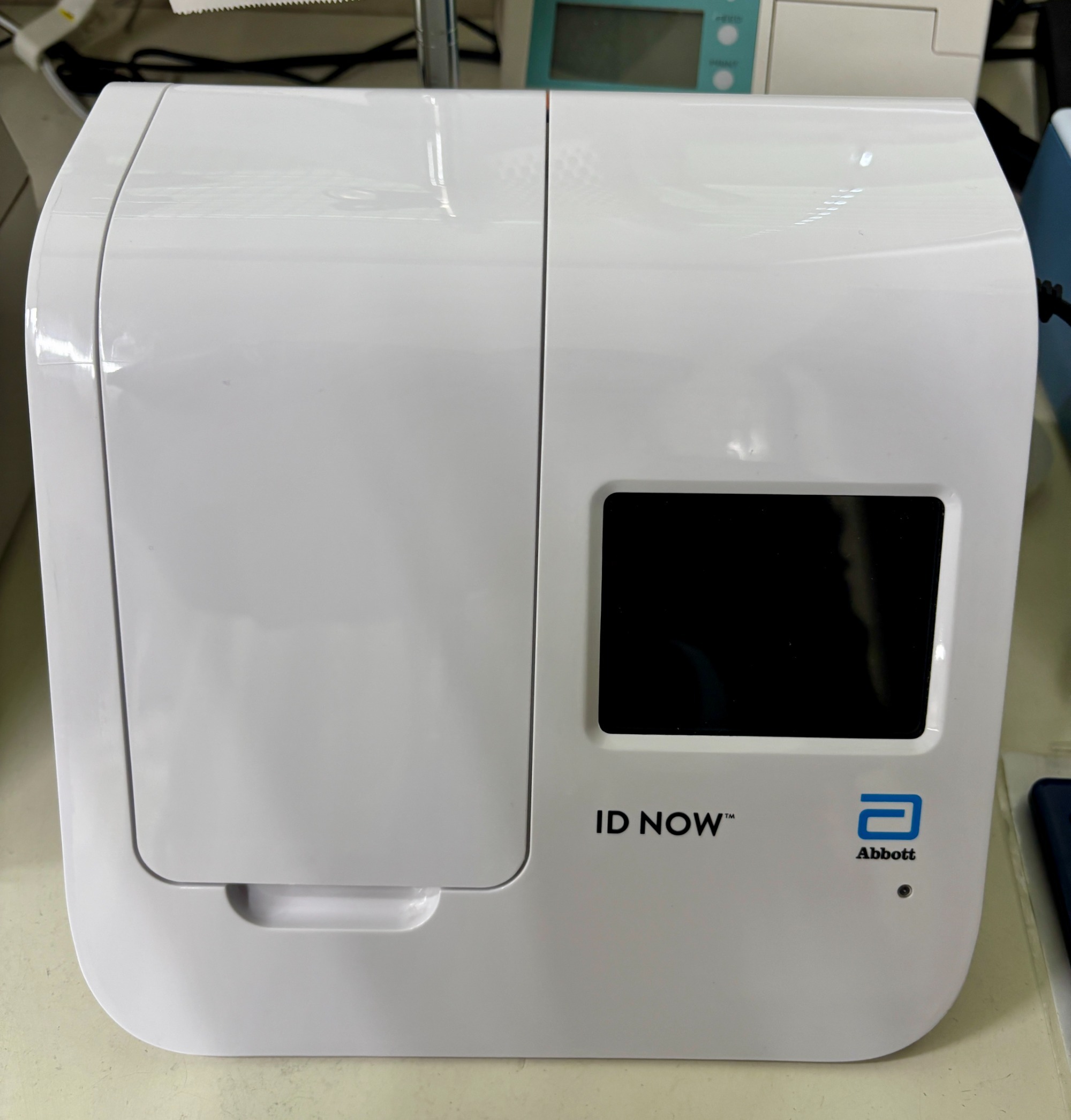 コロナ検査装置（ID NOW）