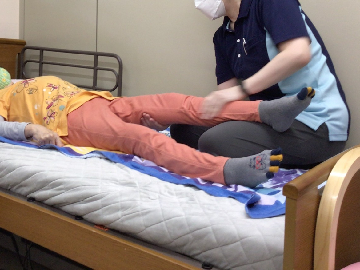 機能訓練指導員によるストレッチ